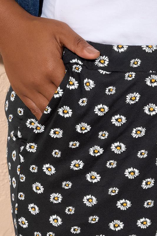 Evans YOURS Curve Black Daisy Print Jersey Shorts