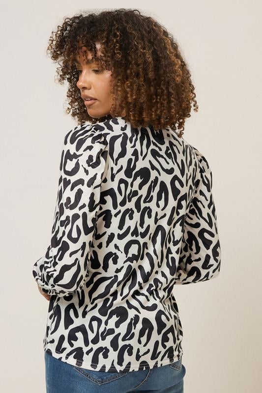 Evans M&Co Ivory White Animal Print Long Sleeve V-Neck Top