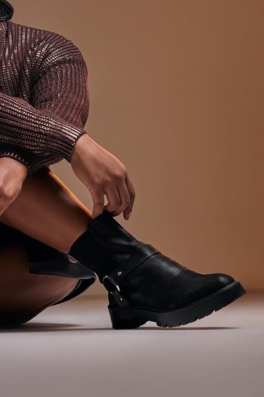 Evans Yours Black Chunky Biker Chelsea Boot In Wide E Fit & Extra Wide EEE Fit