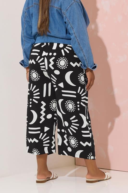 Evans YOURS Curve Black Abstract Print Wide Leg Cropped Trousers