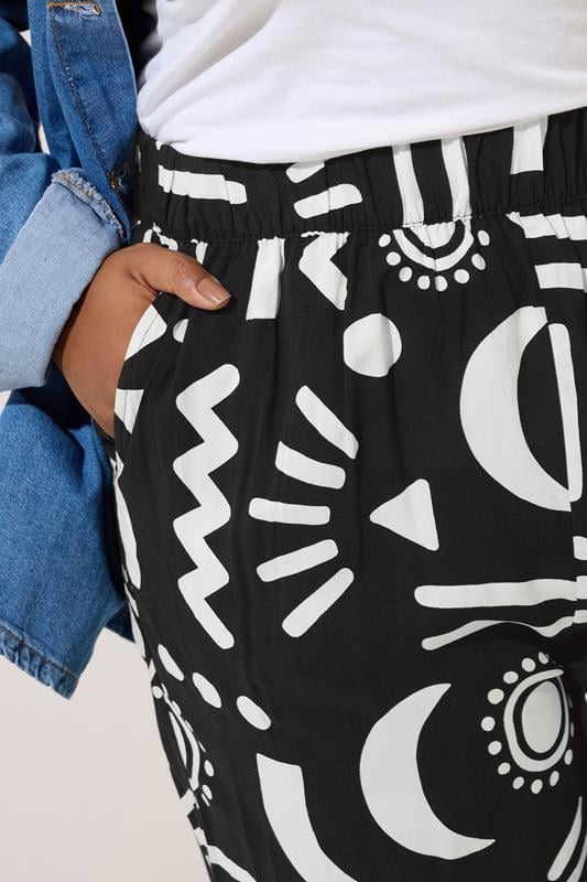 Evans YOURS Curve Black Abstract Print Wide Leg Cropped Trousers