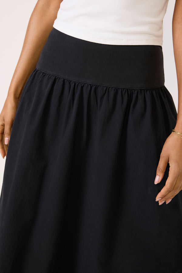 Everve Ava Midi Skirt Jetblack