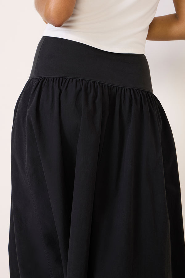 Everve Ava Midi Skirt Jetblack