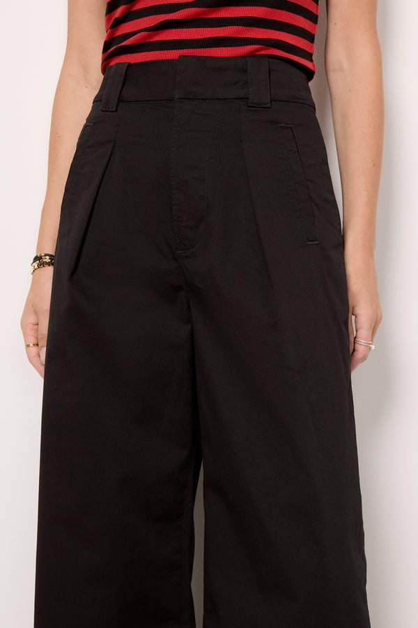 Everve Cara Cropped Pleated Trouser Black