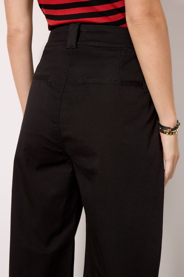 Everve Cara Cropped Pleated Trouser Black