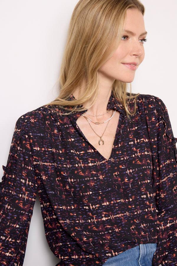 Everve Dana Ruffle Blouse Black/Multi
