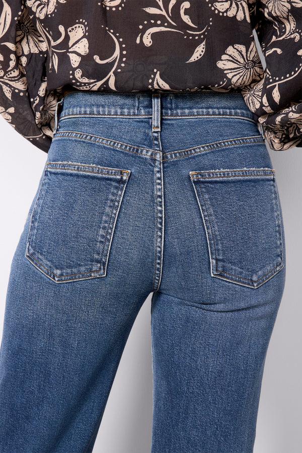 Everve Harper Crop Jean Motion