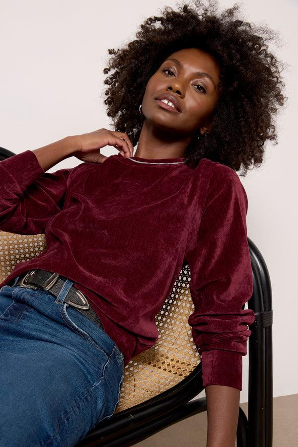 Everve Holly Velour Pleated Pullover Wine