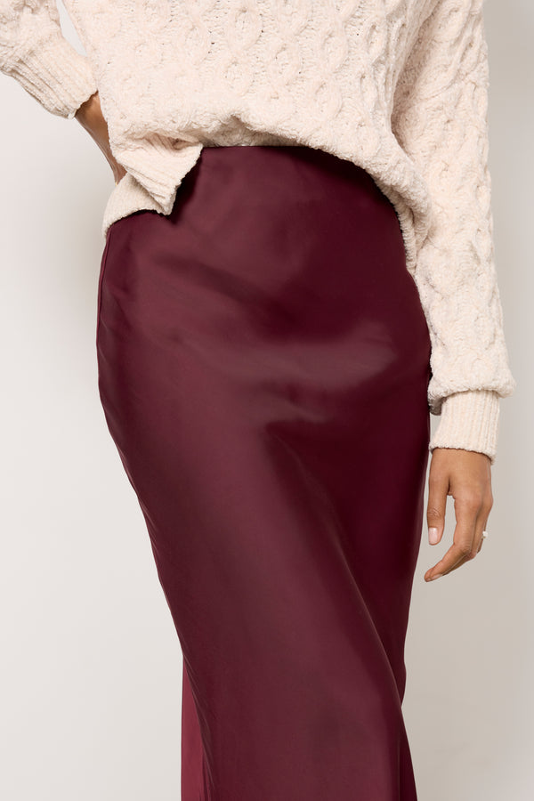 Everve Maddie Satin Skirt Burgundy