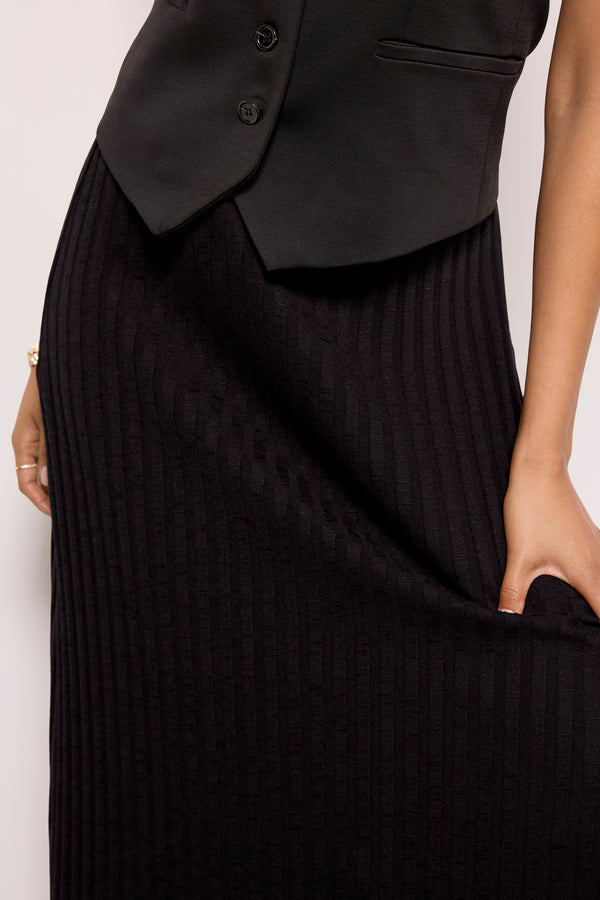 Everve Molly Midi Skirt W/ Slit Black