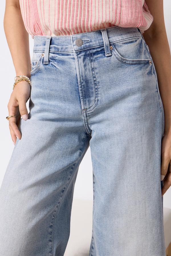 Everve Petite Izzy Crop Strive