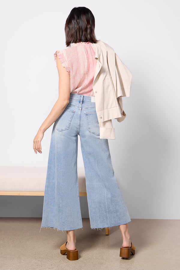 Everve Petite Izzy Crop Strive