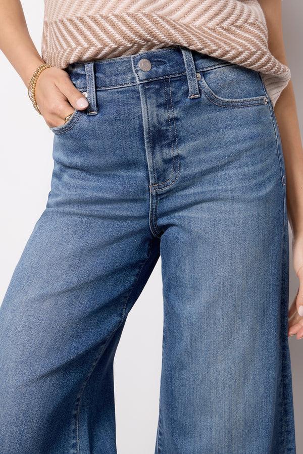 Everve Petite Izzy Study