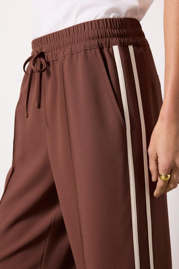 Everve Saunder Track Pant Sandalwood