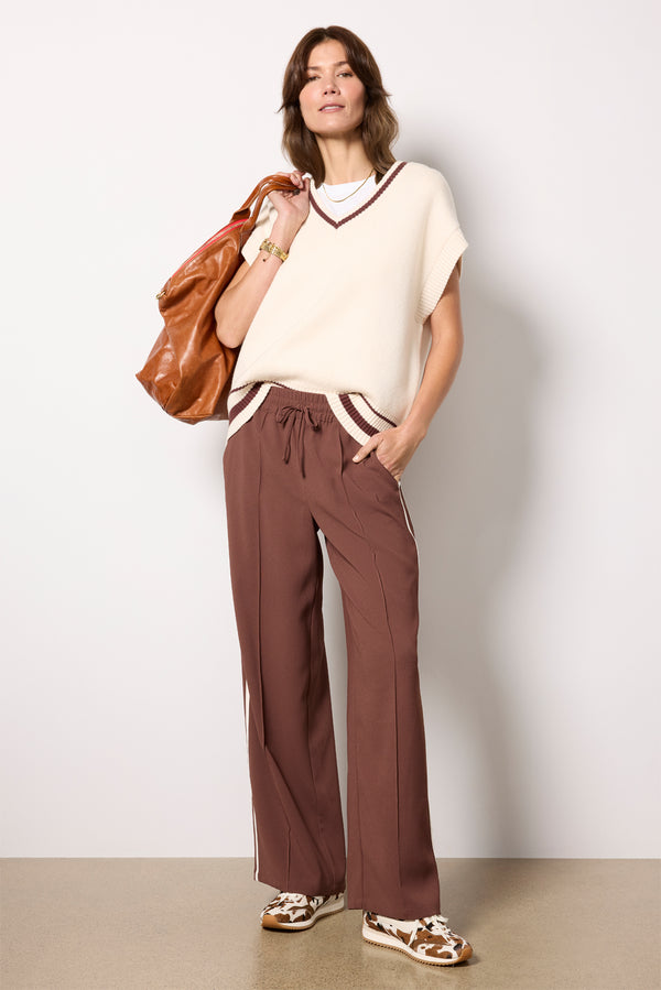 Everve Saunder Track Pant Sandalwood