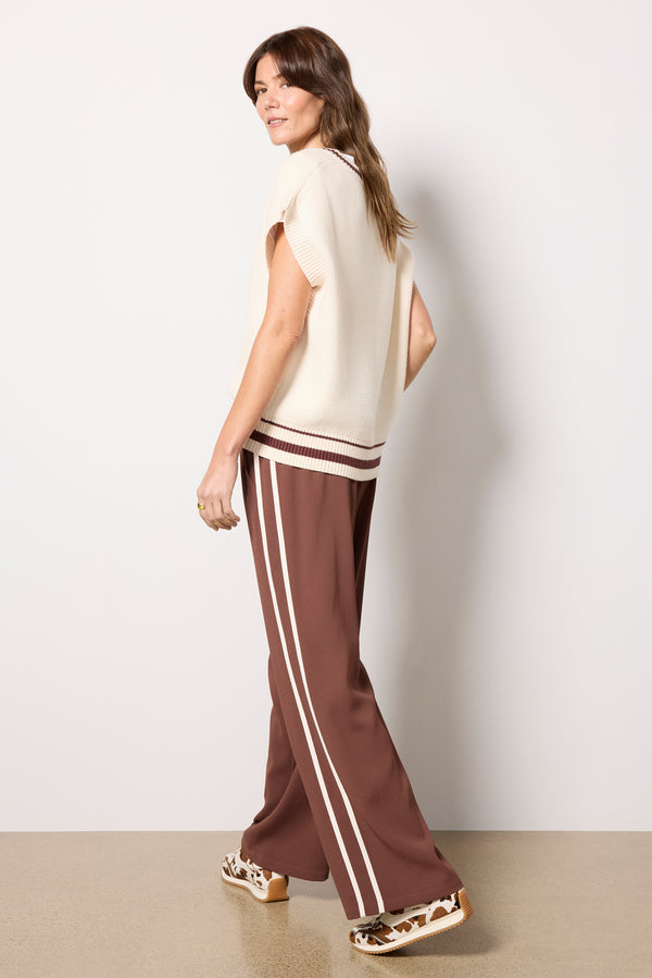 everve Saunder Track Pant Sandalwood