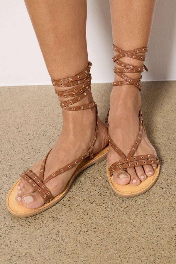 Everve Wynton Studded Wrap Sandal Cognac