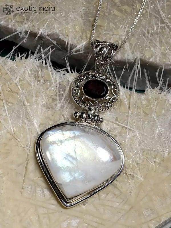 Exotic India Rainbow Moonstone Pendant With Faceted Garnet 