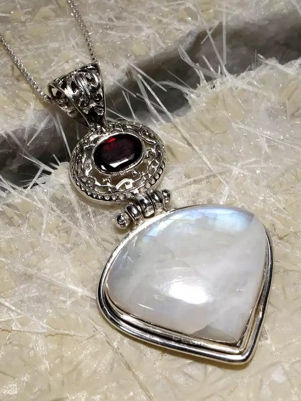 Exotic India Rainbow Moonstone Pendant With Faceted Garnet 