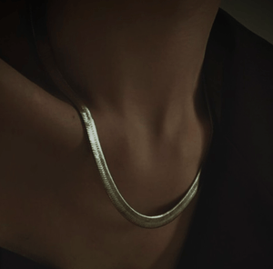 Fallon HAILEY HERRINGBONE CHAIN NECKLACE MEDIUM - GOLD