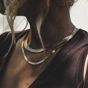 fallon HAILEY THICK HERRINGBONE CHAIN NECKLACE SHORT - GOLD