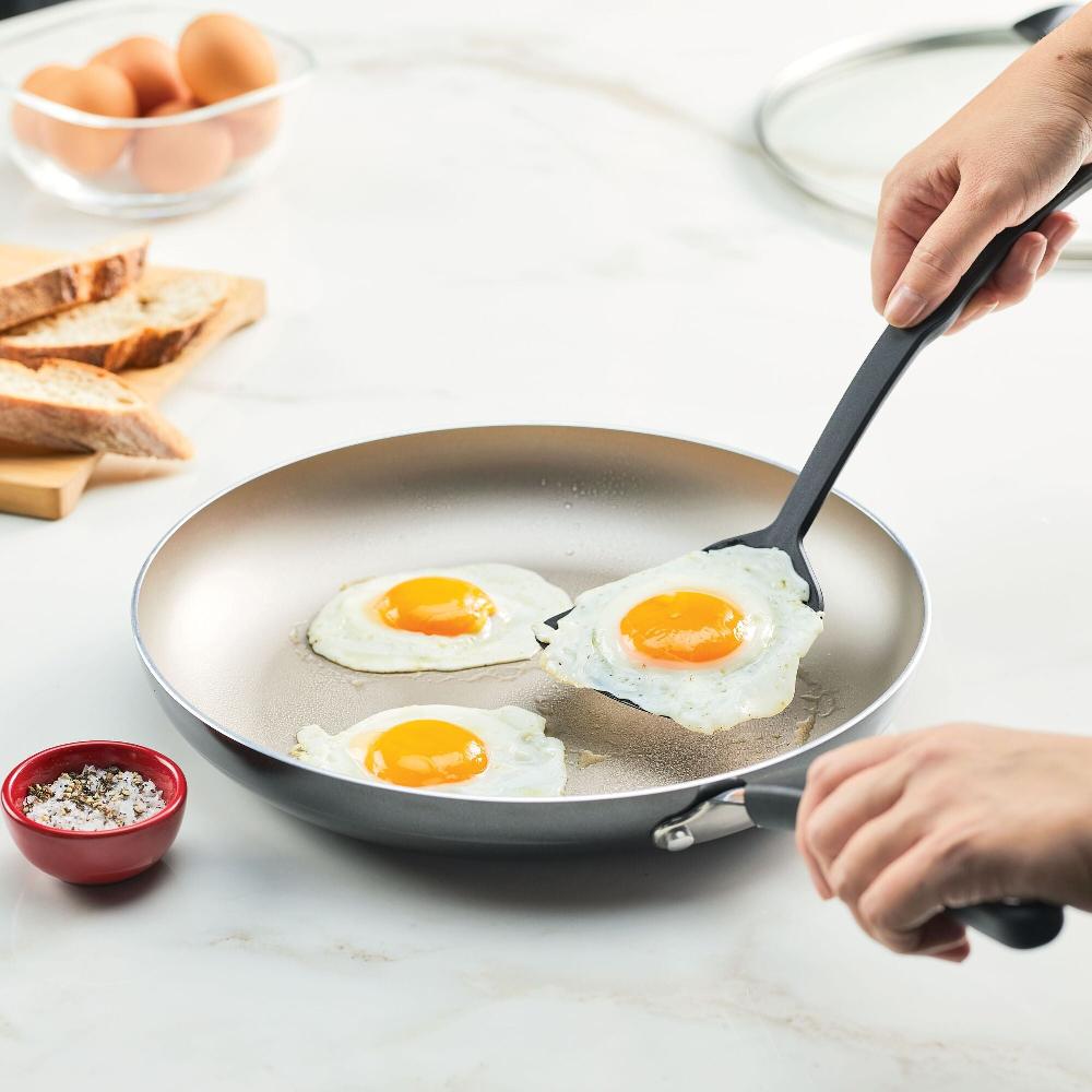 Farberware 12-Inch Nonstick Frying Pan With Lid