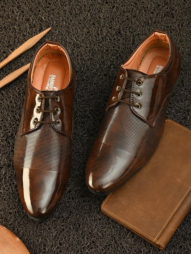 fashion victim Men Brown Solid Formal Derbys