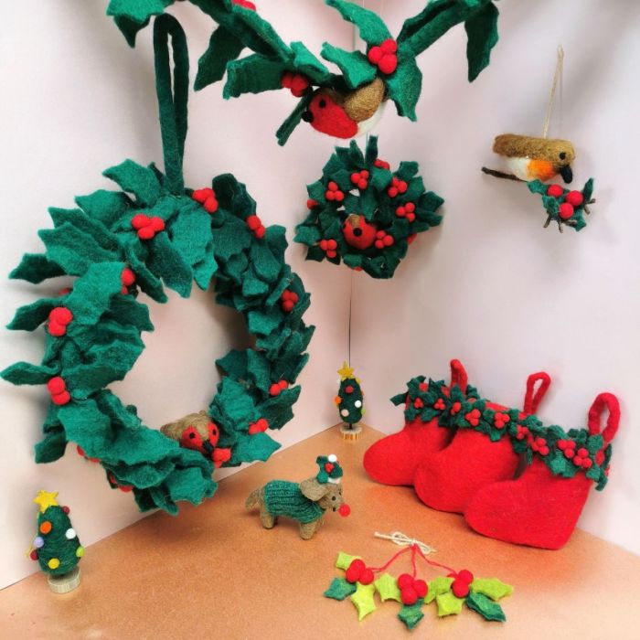 Felt So Good Handmade Felt Fair Trade Holly Mini Wreath With Robin Christmas Decoration