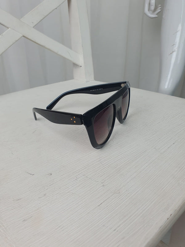 Femme Luxe Black Flat Shadow Round Sunglasses - Lucy