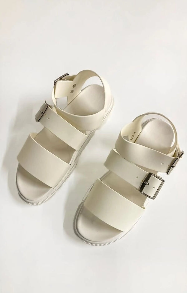 femme luxe White Buckle Strap Gladiator Sandals - Estrella
