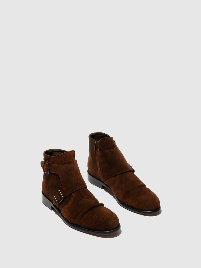 Flowfold Buckle Ankle Boots WUOL142FLY OIL SUEDE CAMEL