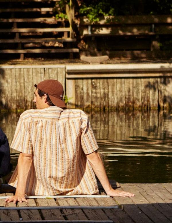 Forét OTTER SEERSSUCKER SS SHIRT - RUBBER STRIPE