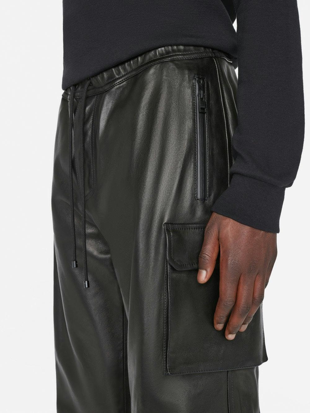 Frame Cargo Leather Pant In Noir