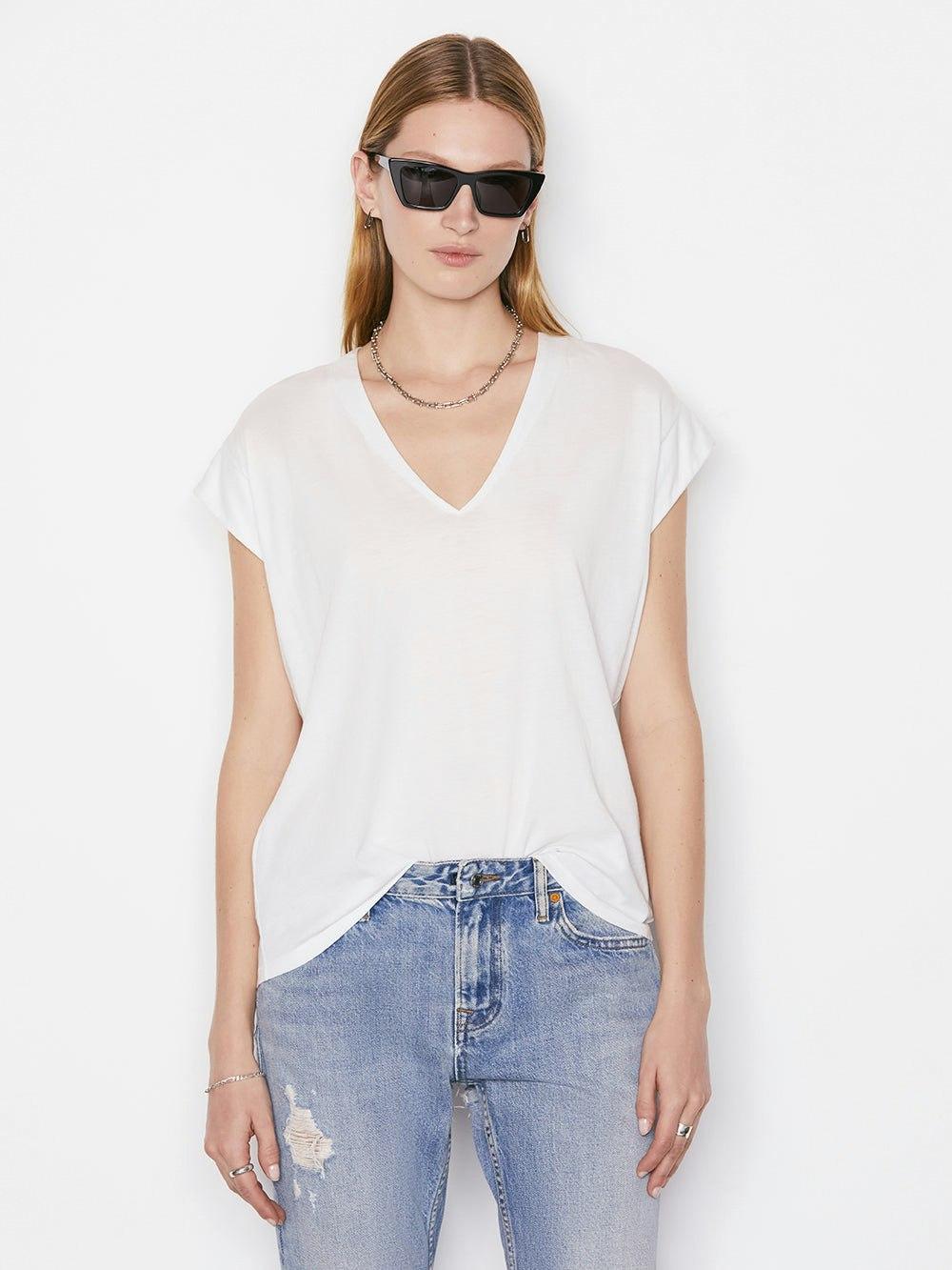 Frame Le Mid Rise V Neck Tee In Blanc