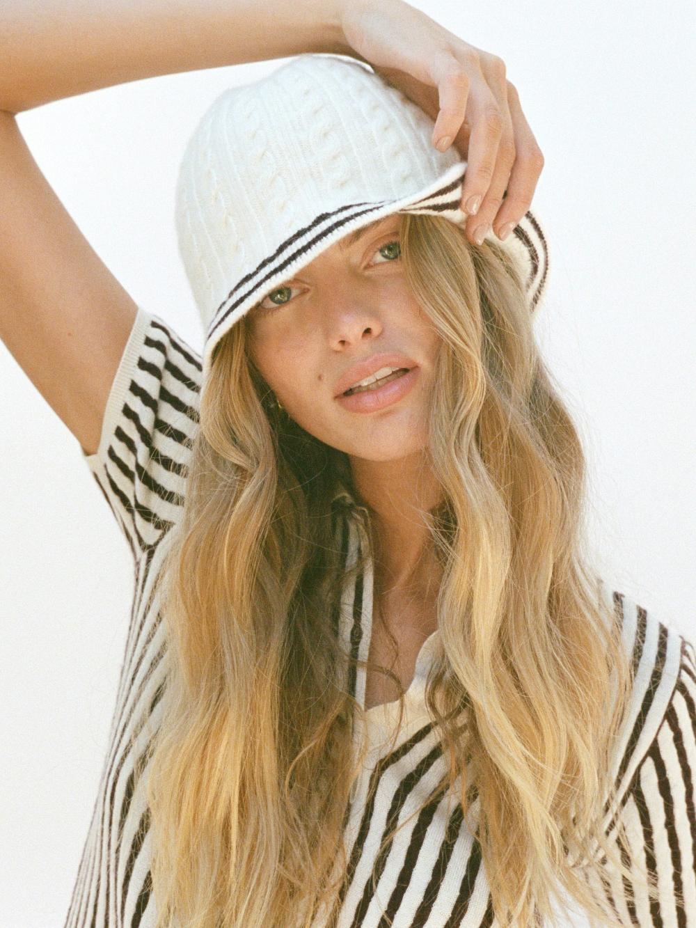 Frame The Cable Bucket Hat In Burgundy Multi