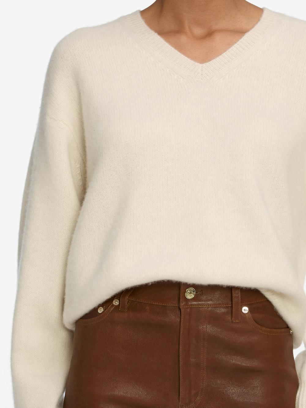 Frame The Cashmere Brushed V Sweater In Cream