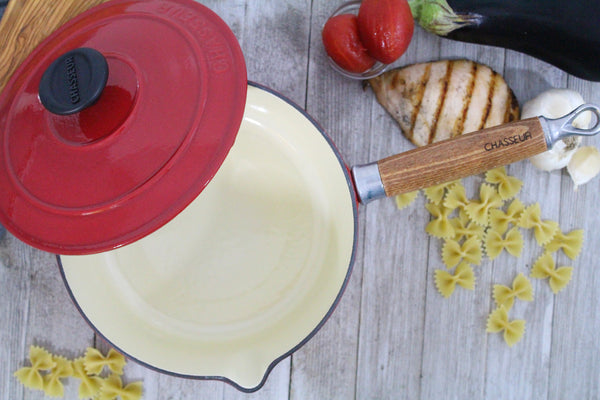 French Home Chasseur 2.5-quart Red French Enameled Cast Iron Saucepan With Lid And Wooden Handle (CI_3483)
