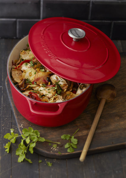 French Home Chasseur 7.25-quart Red French Enameled Cast Iron Oval Dutch Oven (CI-3733)