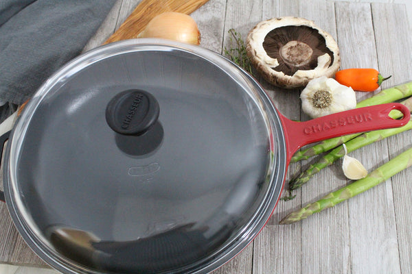 french home Chasseur French Enameled Cast Iron Fry Pan with Cast Iron Handle and Glass Lid 11-inch Red