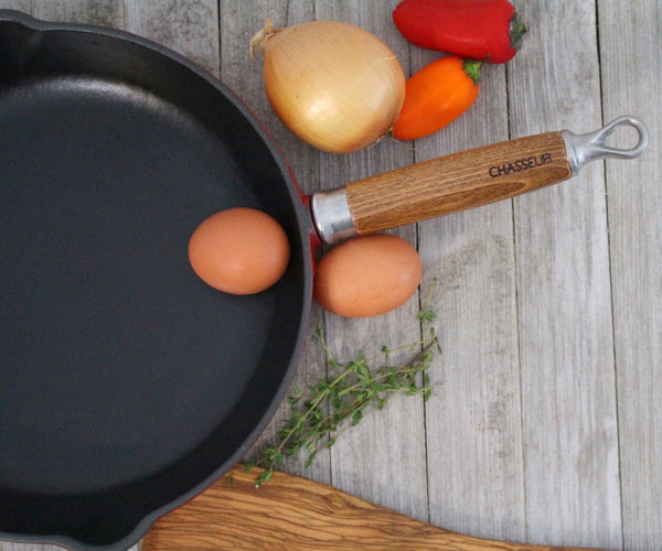 French Home Chasseur French Enameled Cast Iron Fry Pan With Wood Handle And Spouts 10-inch Red