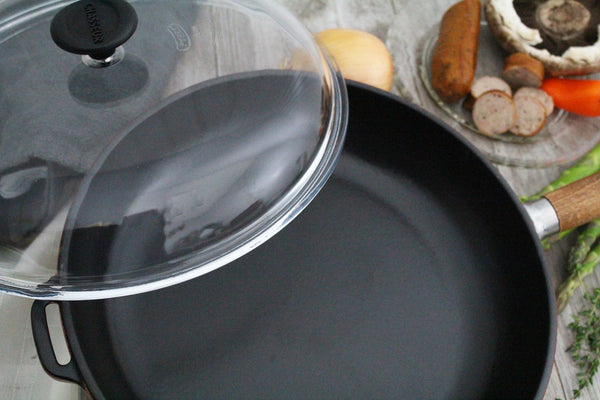 French Home Chasseur French Enameled Cast Iron Fry Pan With Wood Handle And Glass Lid 11-inch Red