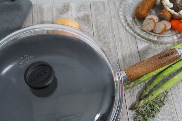 French Home Chasseur French Enameled Cast Iron Fry Pan With Wood Handle And Glass Lid 11-inch Red