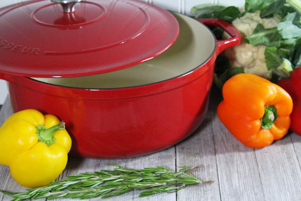french home Chasseur French Enameled Cast Iron Round Dutch Oven 6.25-quart Red