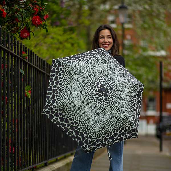 Fulton Umbrellas Span Class="mob-item-title">Curio 2 UV - Falling Hearts