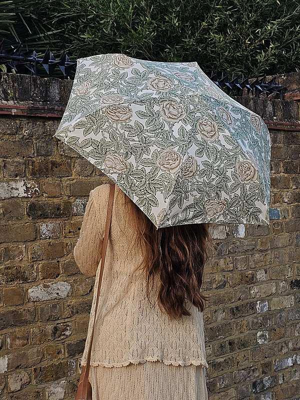 Fulton Umbrellas Span Class="mob-item-title">Morris & Co. Superslim 2 UV - Rambling Rose