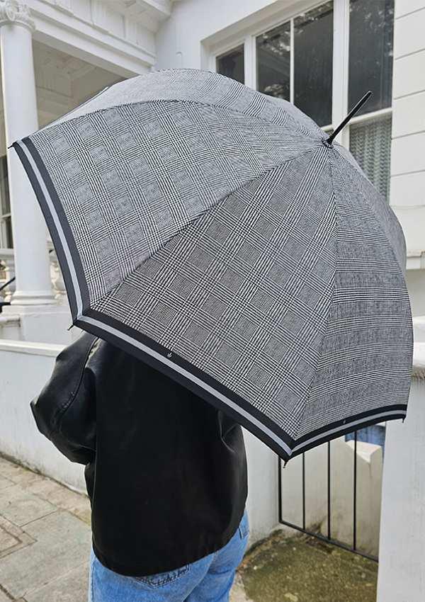 Fulton Umbrellas Span Class="mob-item-title">Riva Auto 2 - Prince Of Wales Stripe