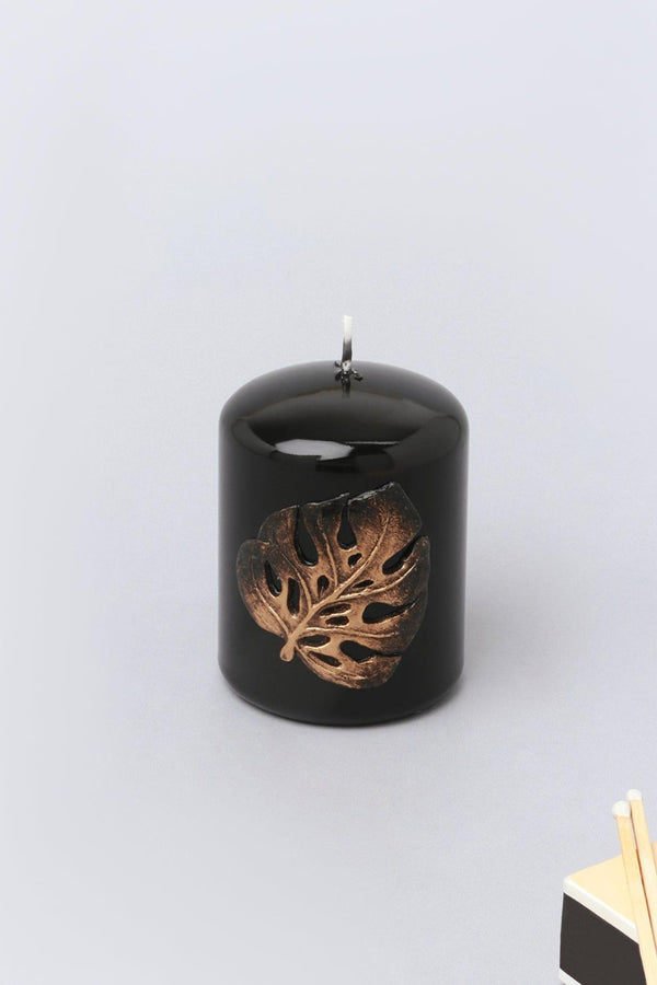 g decor Glossy Black Pillar Candle with Sculpted Monstera Deliciosa Leaf – Nature-Inspired Leaf Embellishment