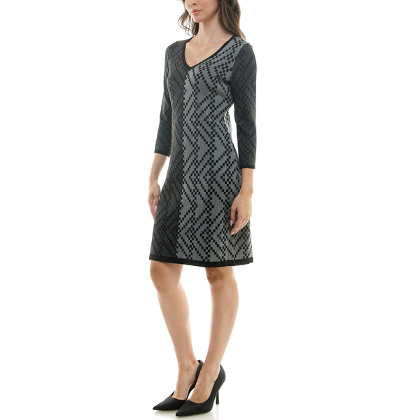 Gabby Skye MAISON TARA TWO TONE CHEVRON PRINT MINI SWEATER DRESS HEATHER GRAPHITE/HEATHER GREY