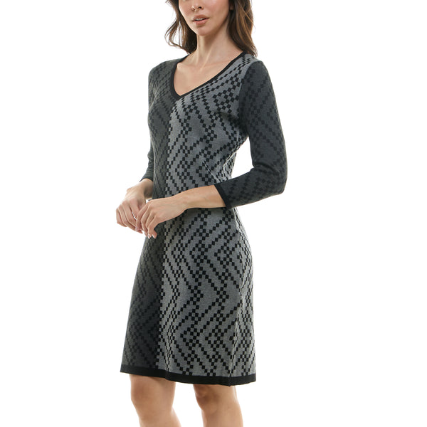 Gabby Skye MAISON TARA TWO TONE CHEVRON PRINT MINI SWEATER DRESS HEATHER GRAPHITE/HEATHER GREY