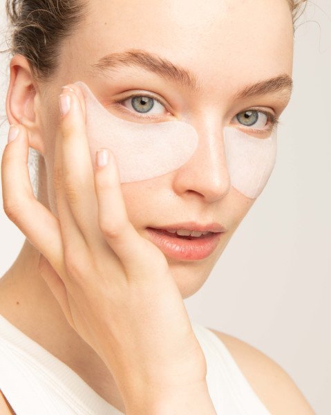 Garnier SkinActive Moisture Bomb Hyaluronic Acid & Orange Juice Eye Sheet Mask